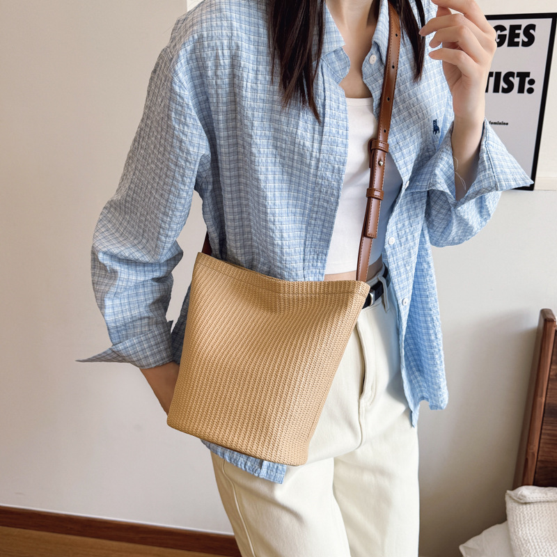 2025 New seaside vacation beach woven bag for women, fashionable, versatile and trendy, large-capacity straw woven single-shoulder crossbody bag Application Scenario