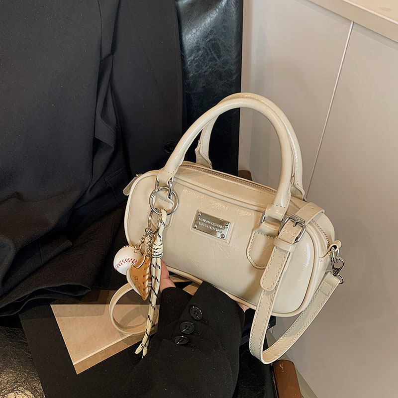 A new, stylish and versatile single-shoulder bag for women in 2025, a casual and trendy crossbody bag for commuting to work Specification drawing