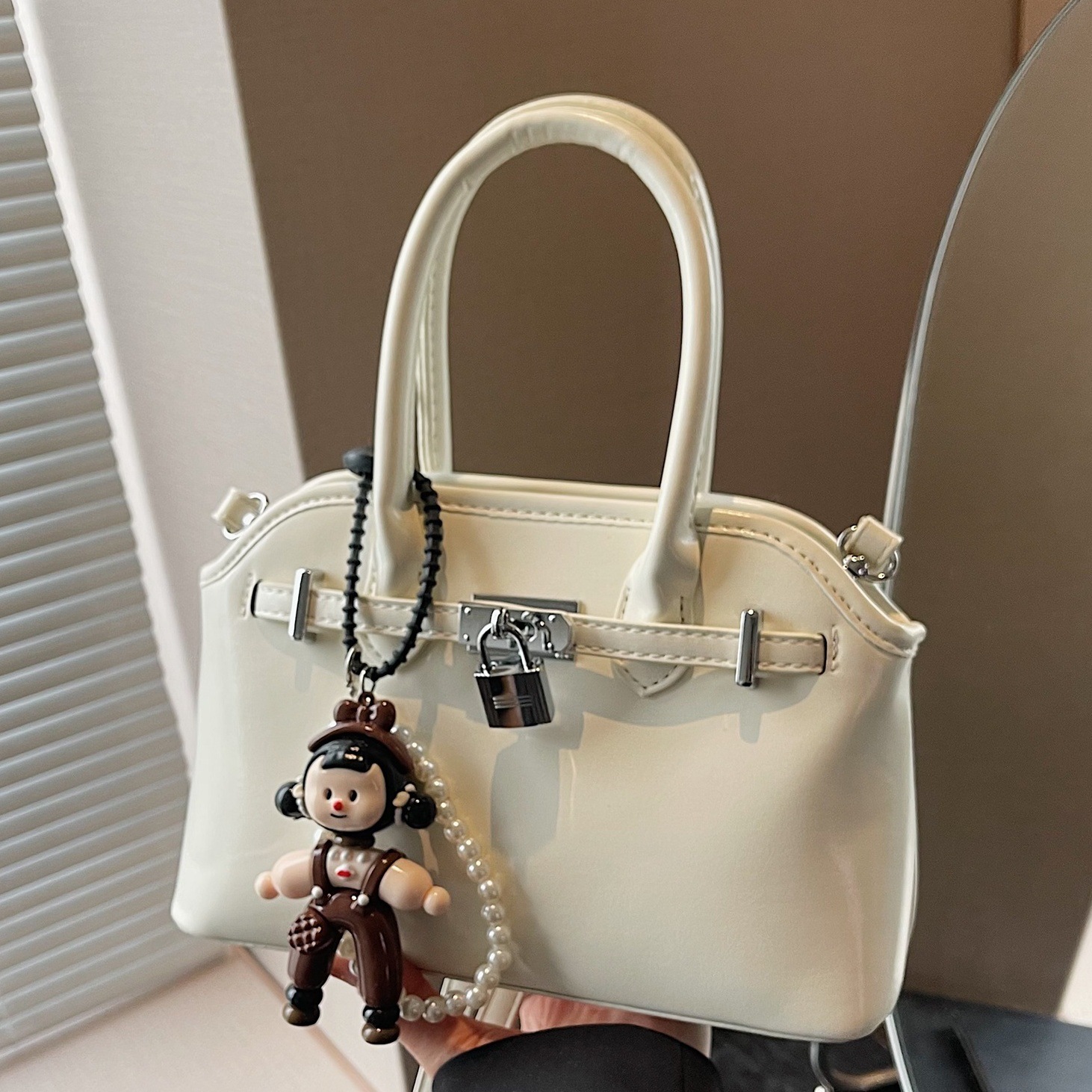 Korean handbag for women, Spring 2025 new retro texture crossbody bag, niche design lock buckle commuting single-shoulder bag full figure