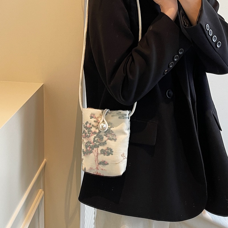 New Chinese-style embroidered mobile phone bag for women, a trendy, fashionable and versatile casual single-shoulder crossbody bag for summer 2025 details Picture