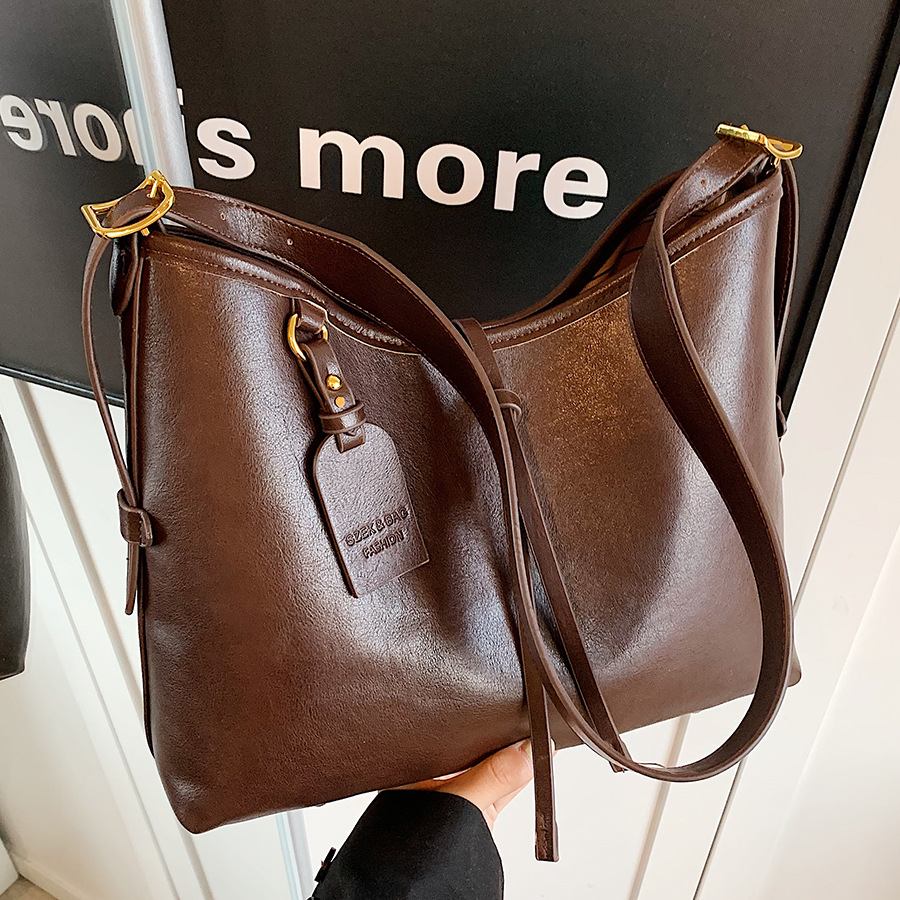 High-end retro large-capacity bag for women, 2024 new retro Maillard single-shoulder bag, commuter crossbody tote bag full figure