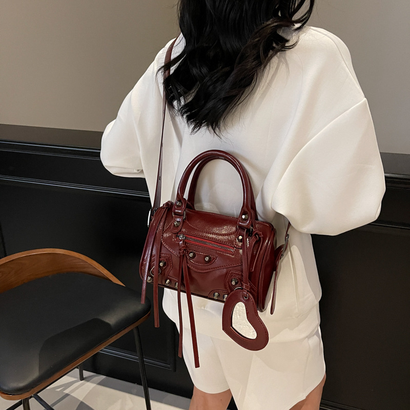 A trendy retro hand-held motorcycle bag for women in 2025, a versatile and color-blocking single-shoulder crossbody Boston bag details Picture