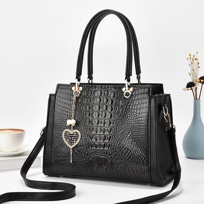 2024 New crocodile pattern spliced large-capacity cross-border single-shoulder crossbody style stylish and trendy women's bag Application Scenario