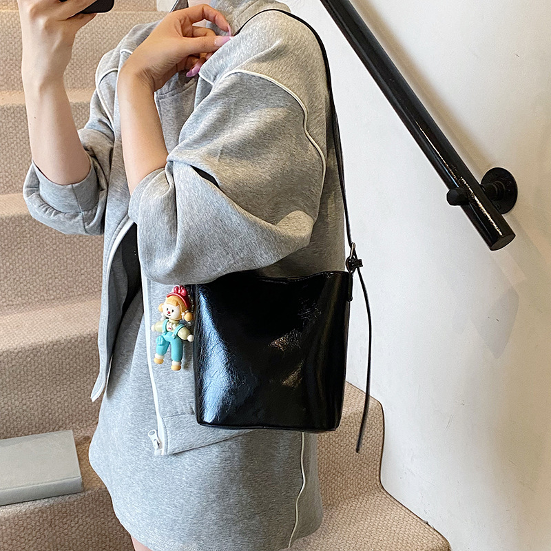 A simple and elegant, trendy bucket bag for women, a new 2025 fashion and casual single-shoulder bag, a commuter crossbody bag Specification drawing