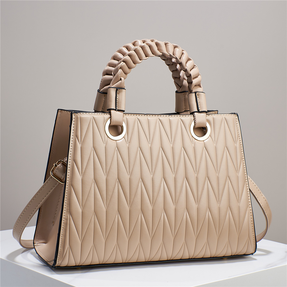 The 2025 new embroidered women's bag, with a high-end texture, is a hand-polished color single-shoulder crossbody bag for practical cross-border commuting Application Scenario