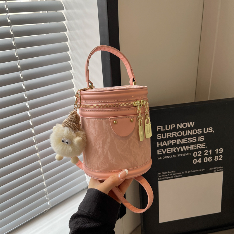 Fashionable and niche bucket bag for women, Spring/Summer 2024 new ins trendy, versatile and high-quality crossbody bag for women full figure