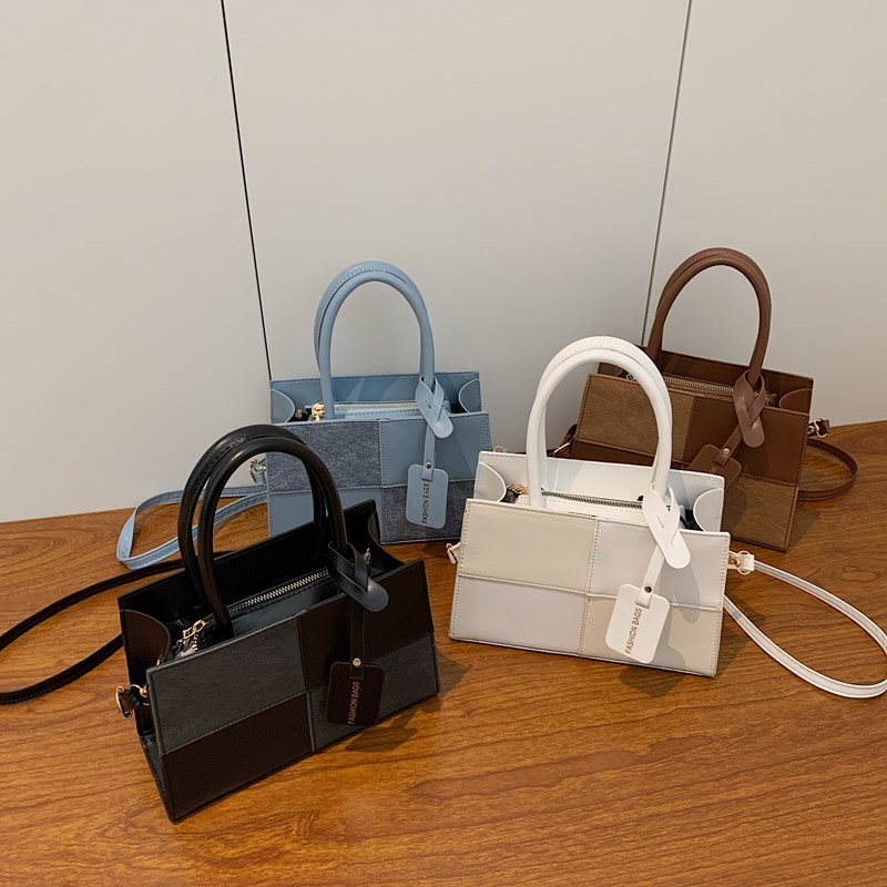 A trendy and stylish hand-held bag for women in 2025, a new cross-border retro casual single-shoulder crossbody small square bag Application Scenario