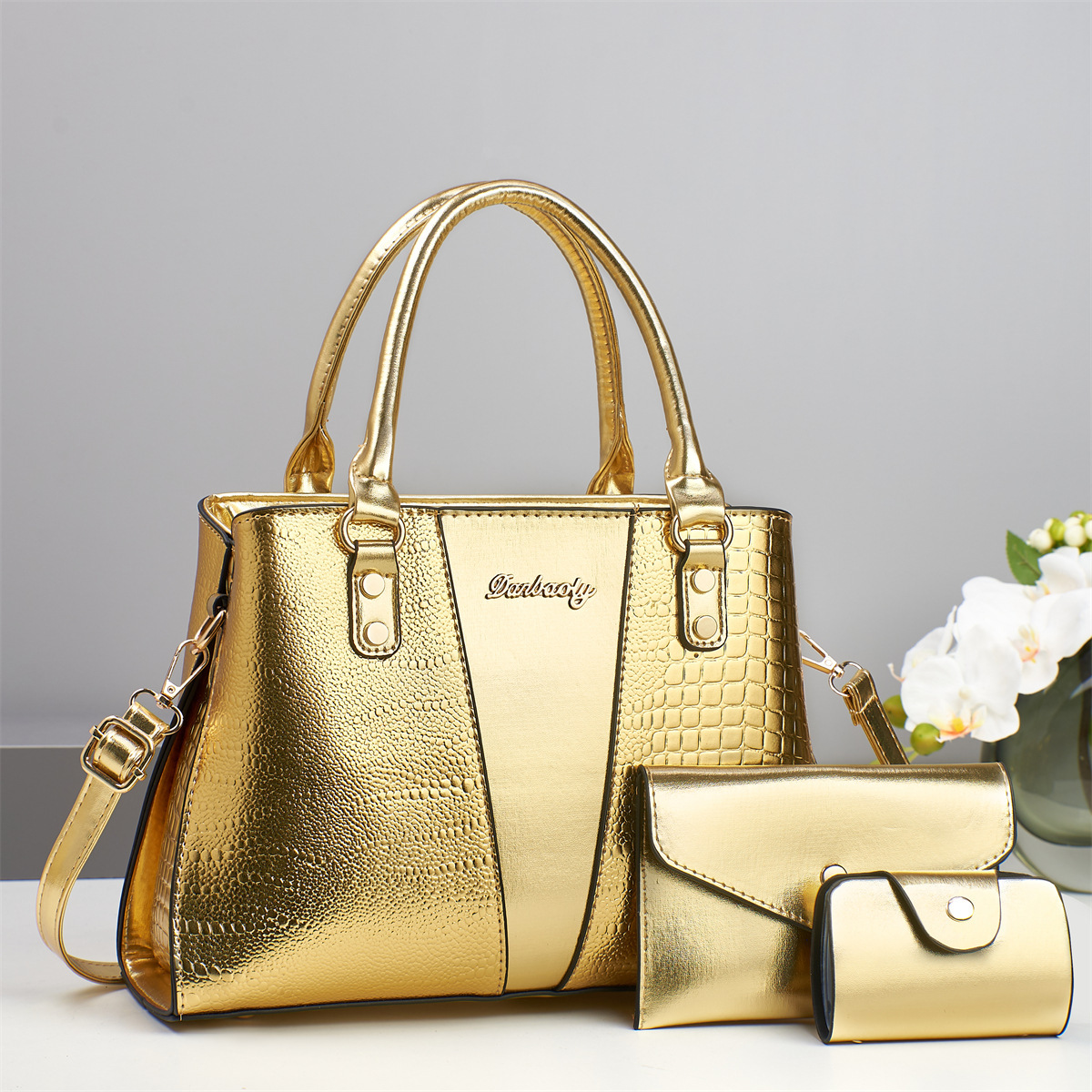 2025 New cross-border trade Versatile tote bag for women and middle-aged mothers, a fashionable and elegant three-piece handbag set Application Scenario