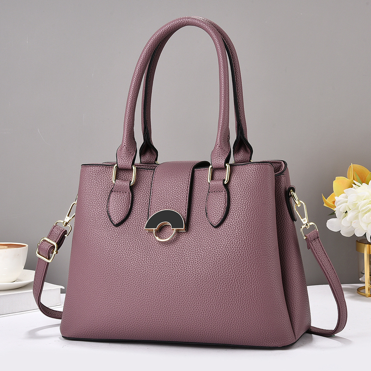 This is a new 2024 light luxury, large-capacity, simple and textured mom bag for women. It is a fashionable and elegant solid-color crossbody handbag Application Scenario