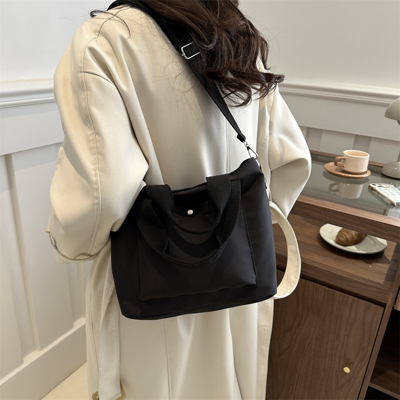 A large-capacity, fashionable Korean-style casual handbag for spring 2024, a versatile Instagram commuting single-shoulder crossbody bag Specification drawing
