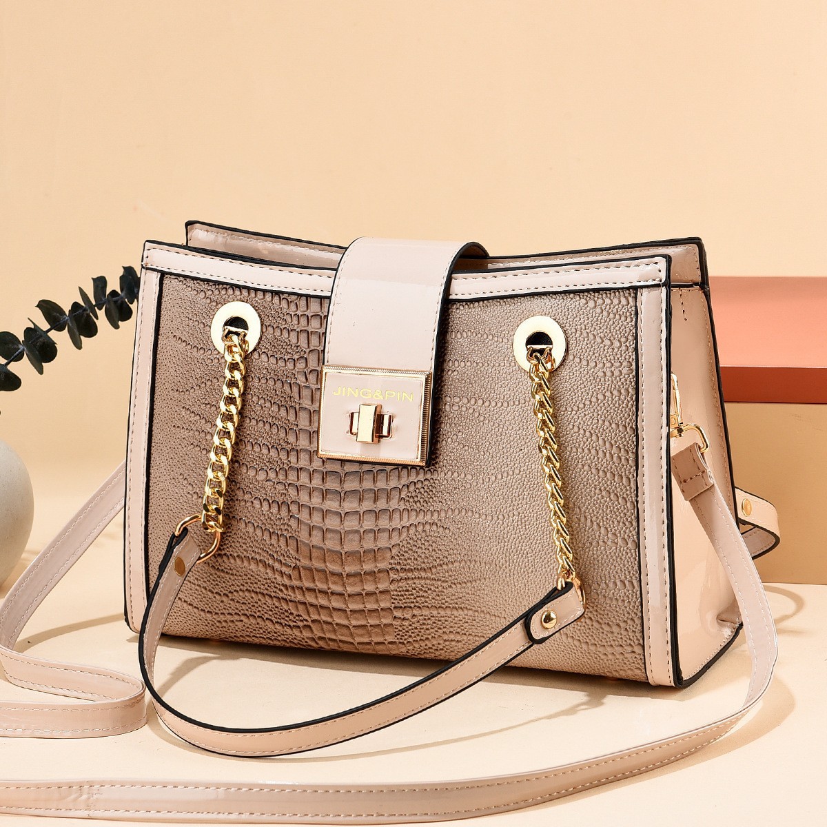 Chain Tote bag 2023 New, niche design, crocodile pattern women's bag, large-capacity commuter bag, single-shoulder bag details Picture