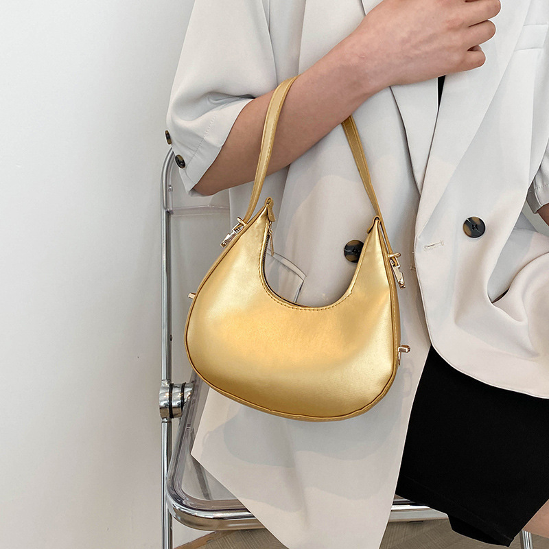 Single-shoulder bag, 2022 new Korean version, trendy and fashionable bag, women's retro crocodile pattern zipper crescent moon bag, simple handbag Application Scenario