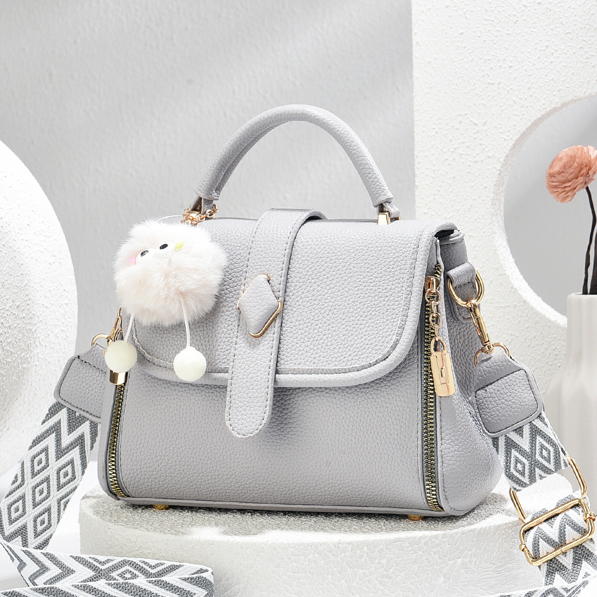 The new spring 2025 collection of bags has been finalized. Sweet and fashionable women's bags in solid colors, trendy crossbody single-shoulder handbags. One-piece consignment service Application Scenario