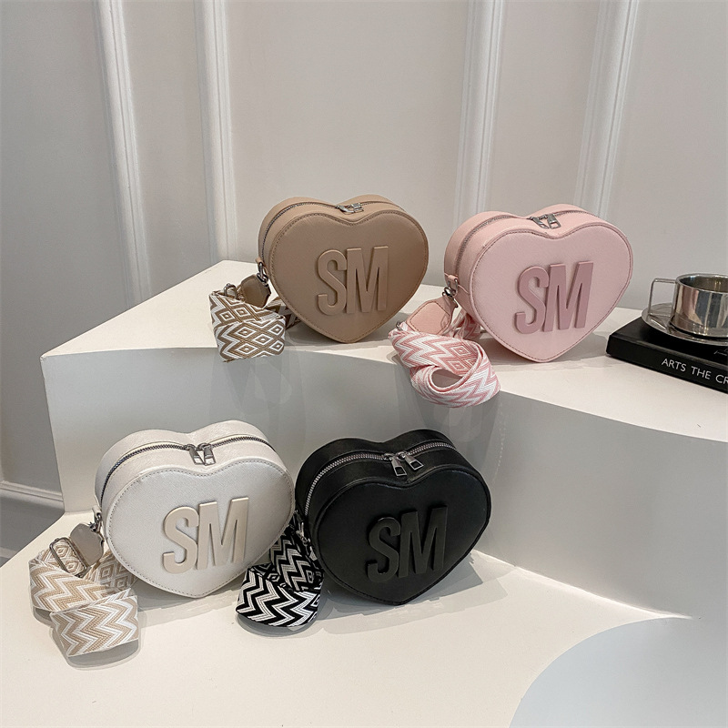 The new Spring/Summer 2025 fashion and stylish heart-shaped bag, simple and trendy single-shoulder bag, casual, sweet and individual crossbody bag for women Application Scenario
