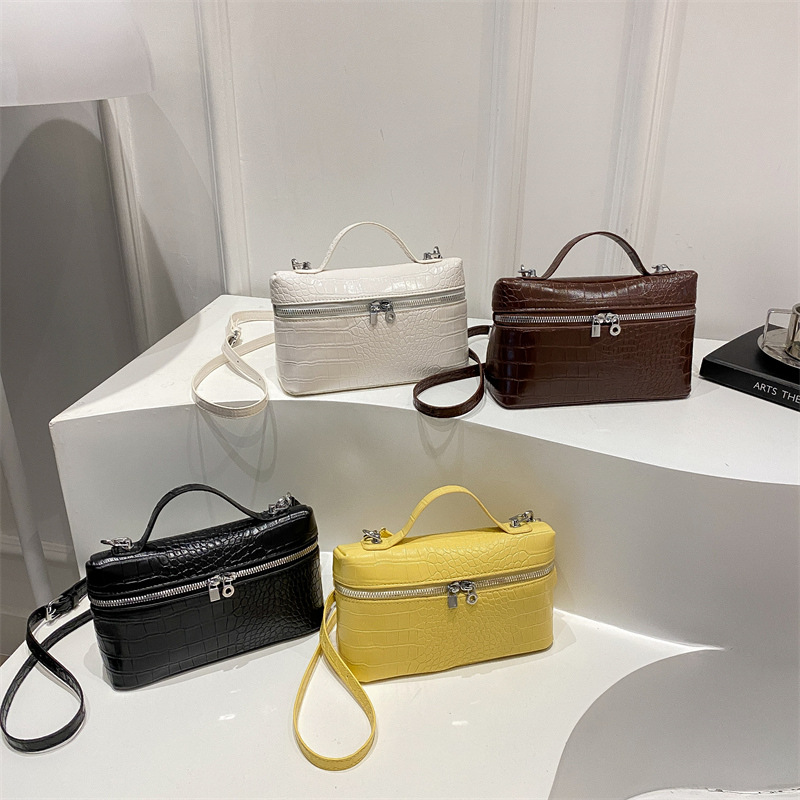 Personalized, trendy, simple and fashionable single-shoulder bag 2025 new style simple and fashionable hand-held crossbody bag simple box bag Application Scenario