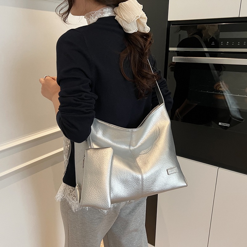 The 2025 new stylish and casual underarm bag for women, a Korean-style commuting large-capacity single-shoulder bag, and a trendy solid-color crossbody bag Application Scenario