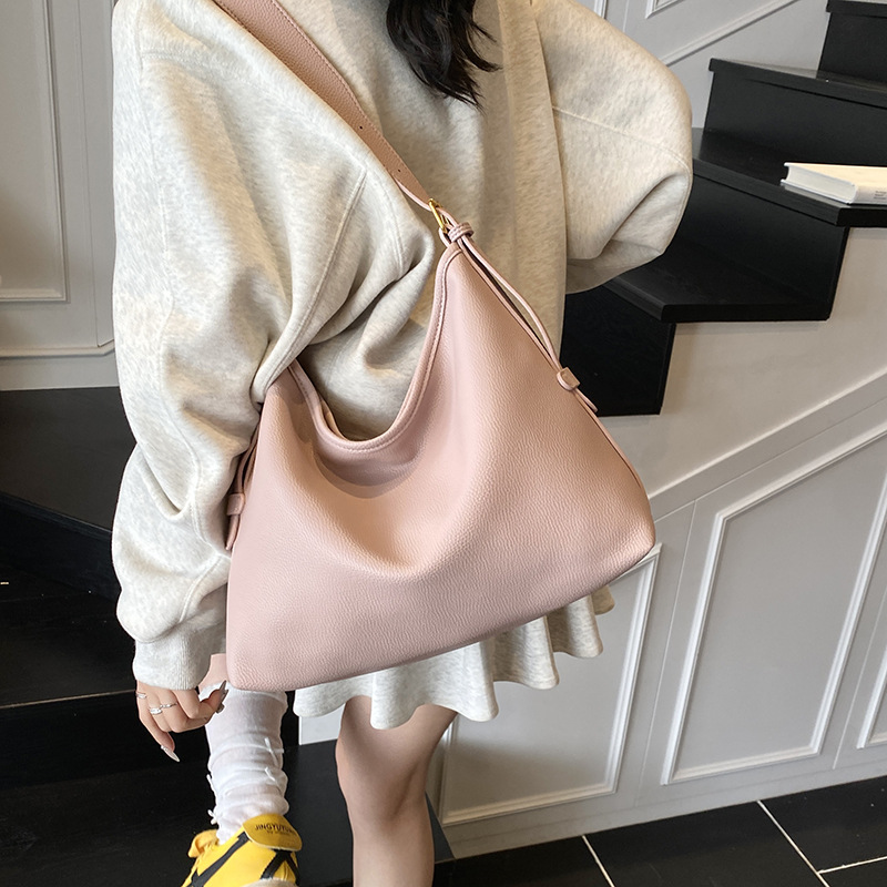 High-end commuter letter bag for women 2025 new style casual and versatile single-shoulder underarm bag, simple and large-capacity crossbody bag Application Scenario