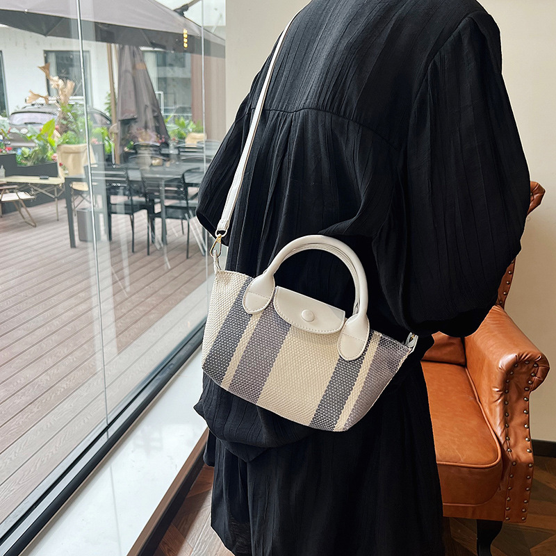 The new Spring/Summer 2024 Korean-style hand-held dumpling bag is a trendy and high-quality fabric striped single-shoulder crossbody bag details Picture