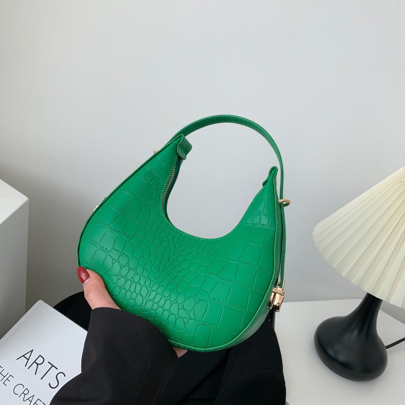 A fresh and unique small bag for women, a new summer simple and stylish single-shoulder bag, a fashionable, casual and retro crescent moon handbag Specification drawing