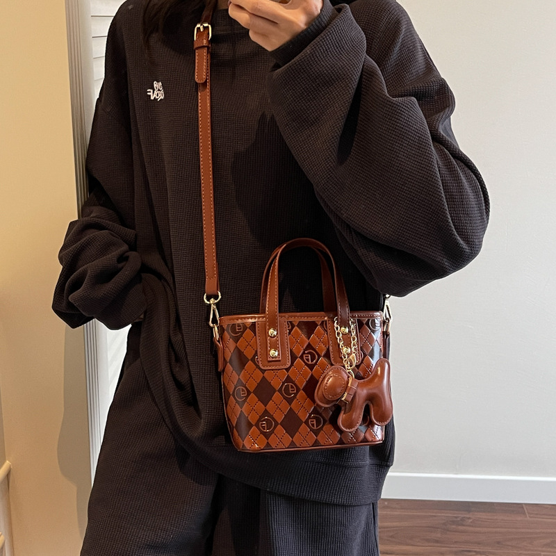 The 2025 new trendy, versatile and high-end hand-held bucket bag is a fashionable diamond-shaped single-shoulder crossbody bag for high school girls Specification drawing