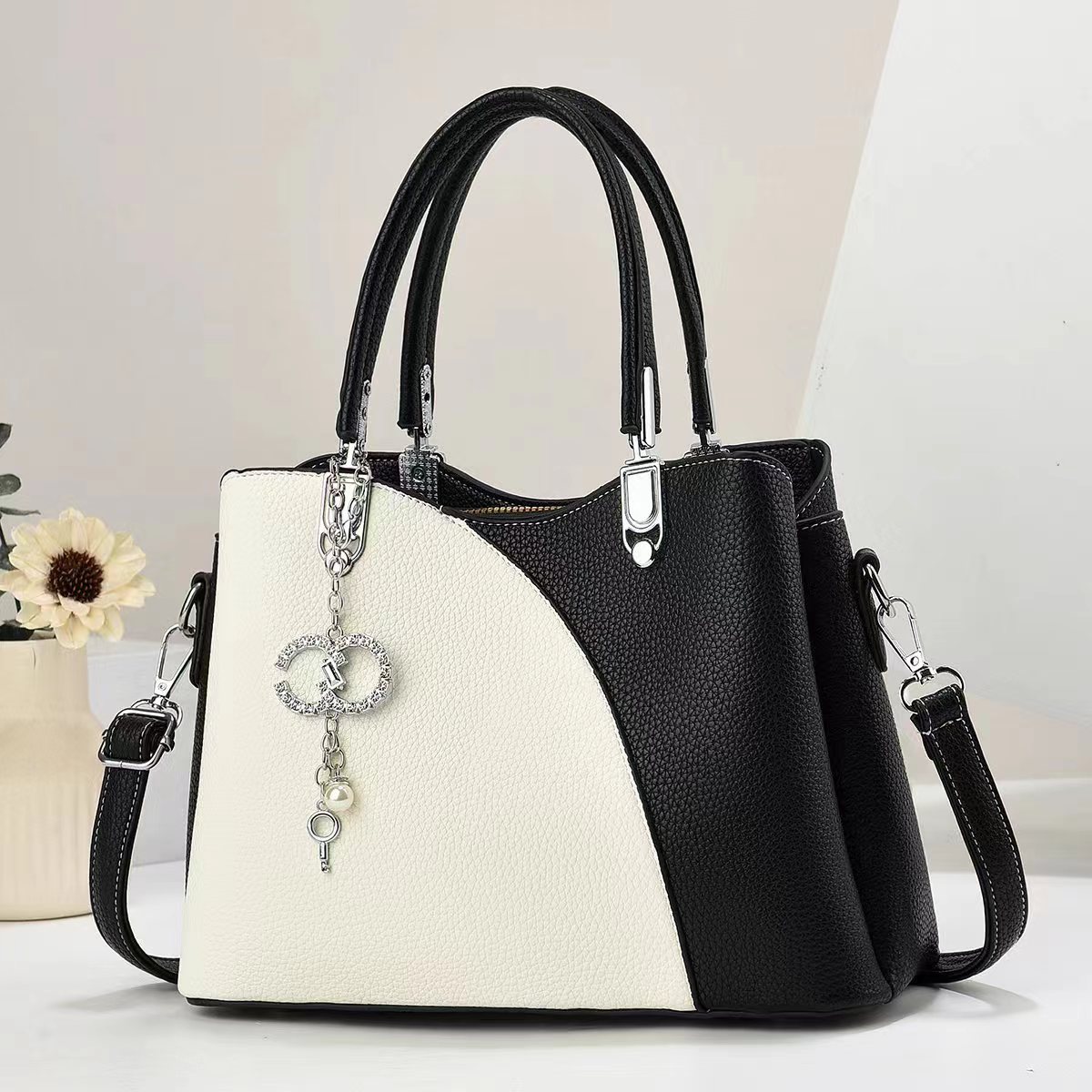 The new minimalist and color-blocking women's bag is cross-border, elegant and trendy, versatile, and features a large capacity single-shoulder casual crossbody full figure
