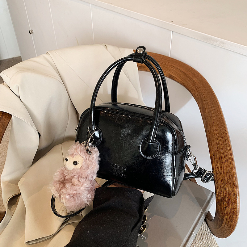 Korean niche hand-held shell bag 2025 new retro and fashionable bowling bag, high-end single-shoulder crossbody small bag details Picture