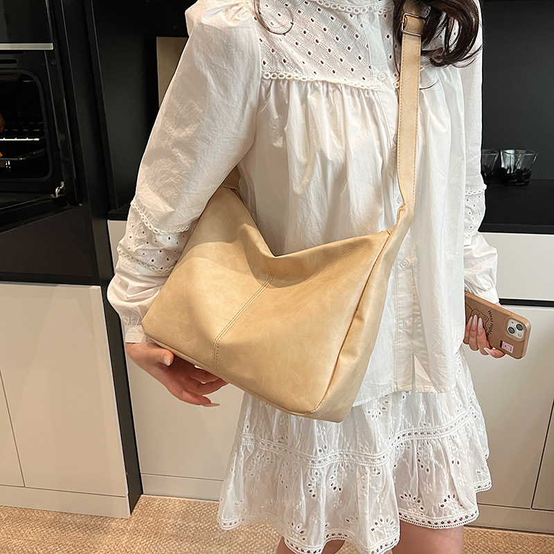 Large-capacity, elegant and personalized bucket bag, retro tote bag, fashionable and simple single-shoulder crossbody bag for women's commuting under the armpits details Picture