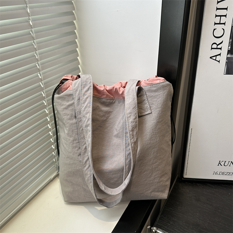 This year, the 2025 new fashionable single-shoulder crossbody bag for women is in vogue. It's a versatile pleated drawstring crossbody bucket bag full figure