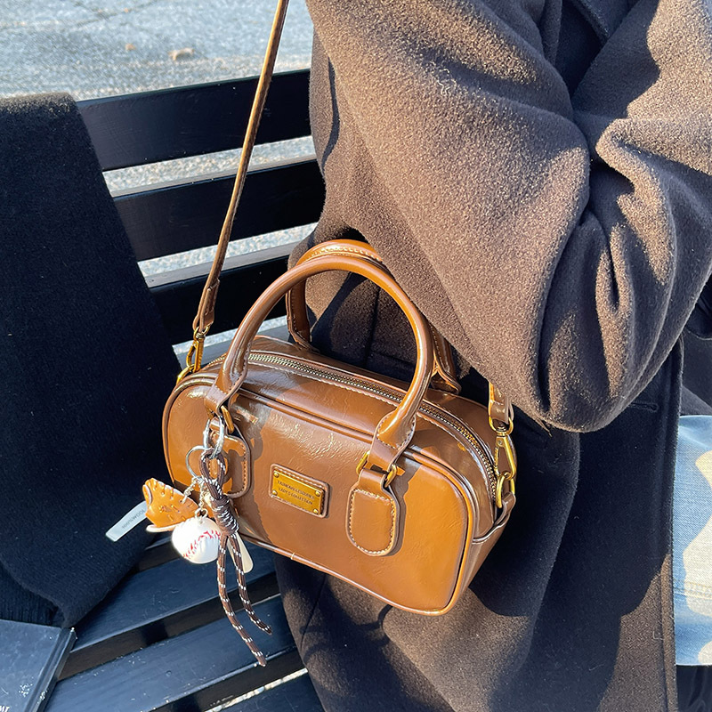 Retro bowling handbag for women, 2024 new style, trendy and high-end single-shoulder bag, fashionable commuting crossbody bag full figure