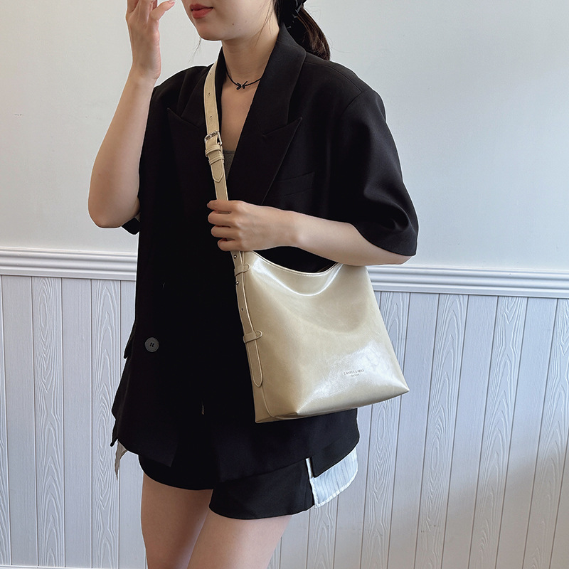 Cross-border retro versatile single-shoulder underarm bag for women 2025 new casual soft leather large-capacity commuting crossbody bucket bag details Picture