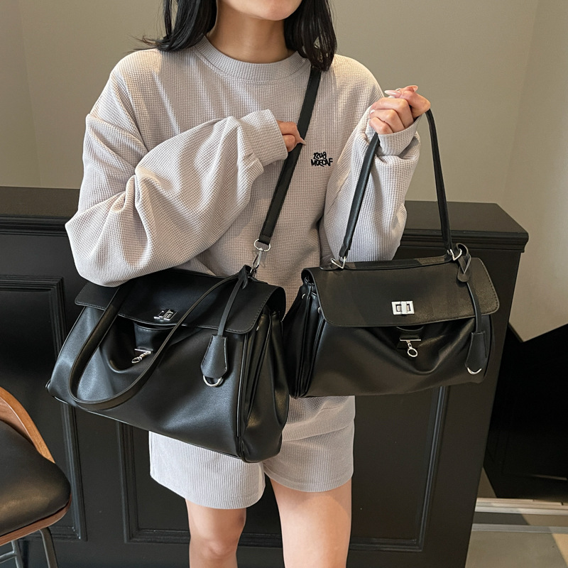 A light luxury style, a versatile handbag for women in 2025, a new fashionable soft leather single-shoulder underarm bag, a commuting crossbody platinum bag details Picture