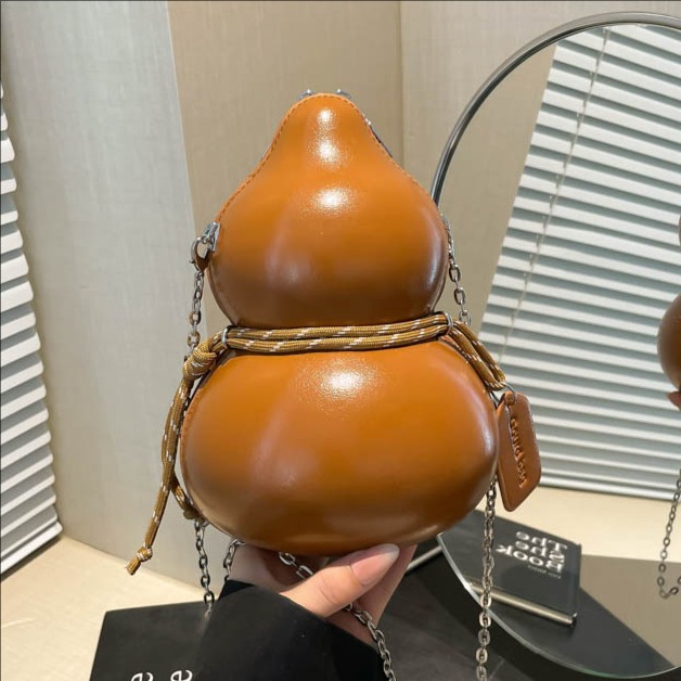 A unique and quirky women's 2025 new design chain crossbody bag, a Korean-style fashionable gourd bag full figure