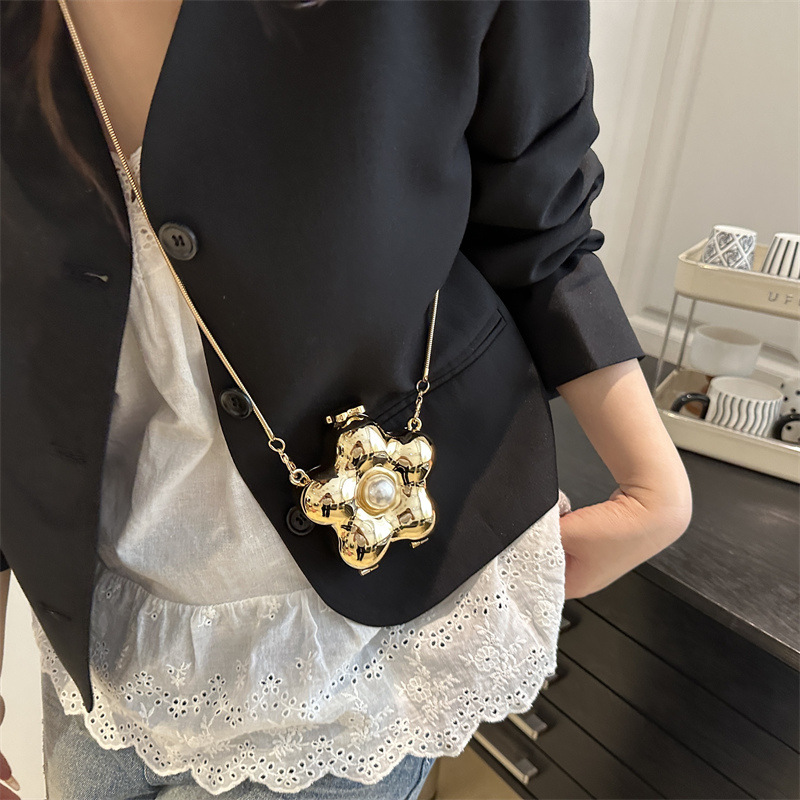 The 2025 new acrylic flower bag is a fashionable, niche and versatile mini evening bag for women with a crossbody style details Picture