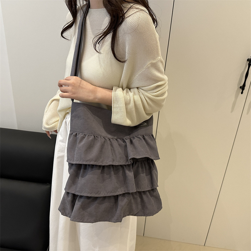 A new large-capacity fashionable Oxford fabric crossbody bag for women with a ruffled skirt hem in spring 2025 from South Korea details Picture