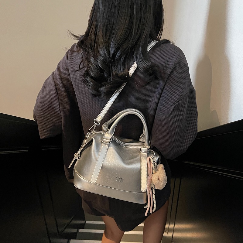 Retro and high-end style hand-held pillow bag for women, 2025 new fashion and casual single-shoulder bag, high-end and simple crossbody bag details Picture