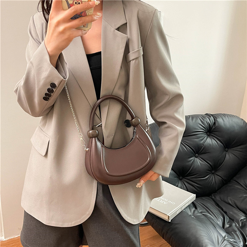 A retro and fashionable handbag with a niche design sense for women, a new Maillard single-shoulder underarm bag for Spring 2025 details Picture