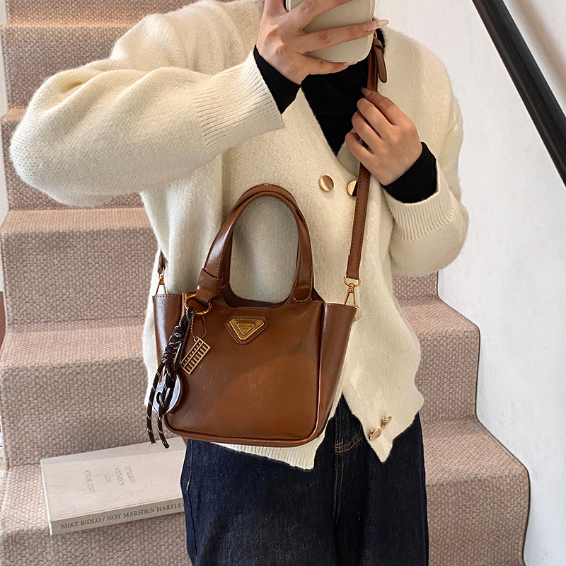 The 2024 new style of fashionable hand-held bucket bag is a high-end, casual and versatile single-shoulder bag with a retro and niche design for women Application Scenario
