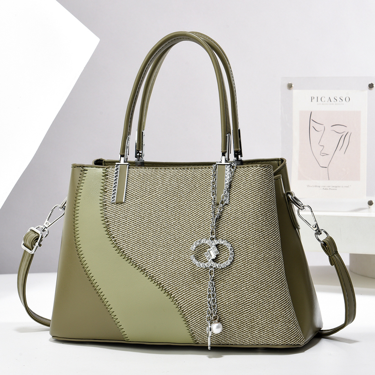 The new fashionable women's bag features a simple and trendy color combination. It is a single-shoulder crossbody bag that is both trendy and stylish, with a practical texture Application Scenario