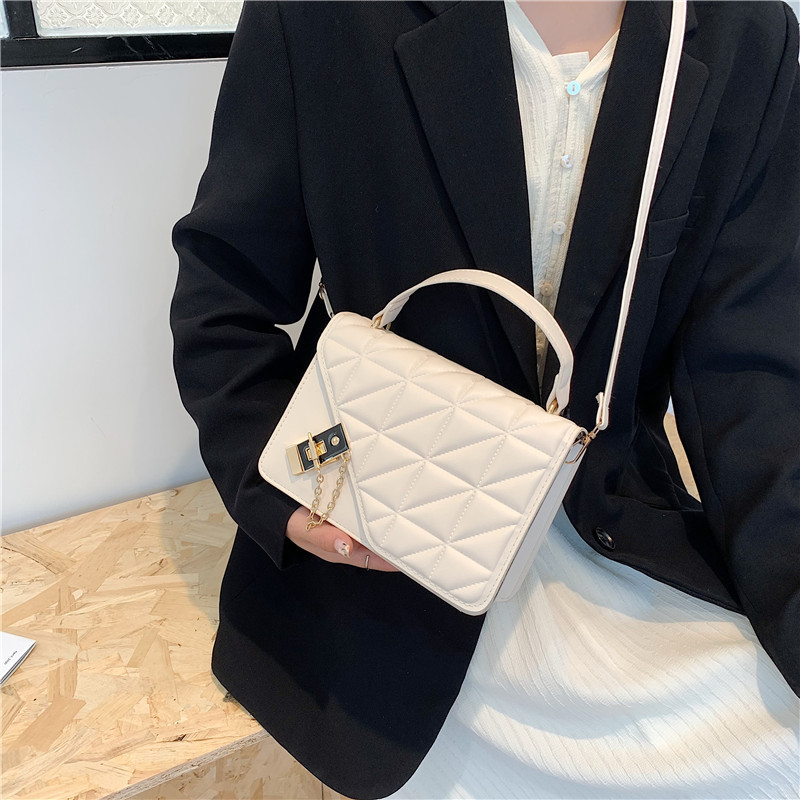 Wholesale of solid color embossed diamond-shaped ins single-shoulder crossbody women's handbags for women in 2022, which are fashionable and versatile Application Scenario