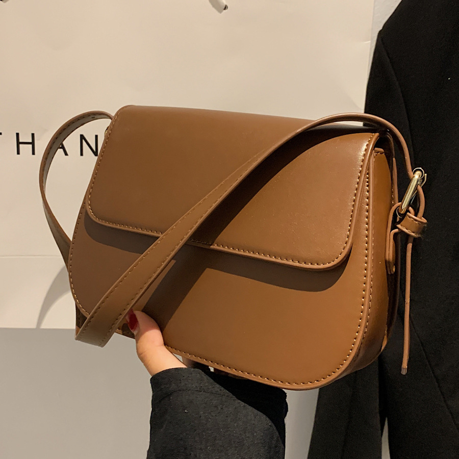 A trendy and niche design, high-end small bag for women, 2024 new style, retro single-shoulder crossbody bag, small square bag full figure