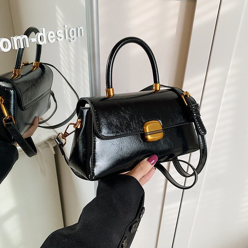 This is a trendy and stylish hand-held small square bag for women in 2025. It is a simple and casual crossbody bag that is both trendy and versatile full figure