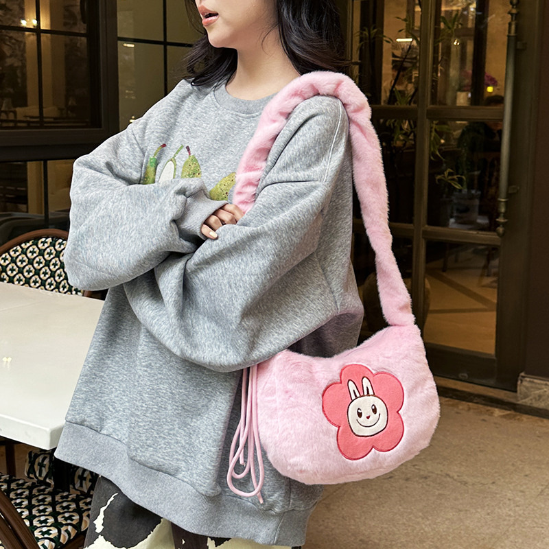 A new cartoon plush hand-held armpit bag with a pull-out dual-purpose plush toy, a cute and girlish loose change crossbody Specification drawing