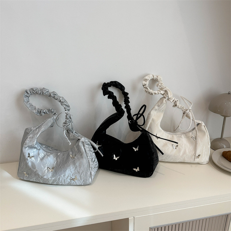 Large-capacity butterfly crossbody bag for women 2024 new high-end tote bag for women's fashionable commuting single-shoulder underarm bag Application Scenario