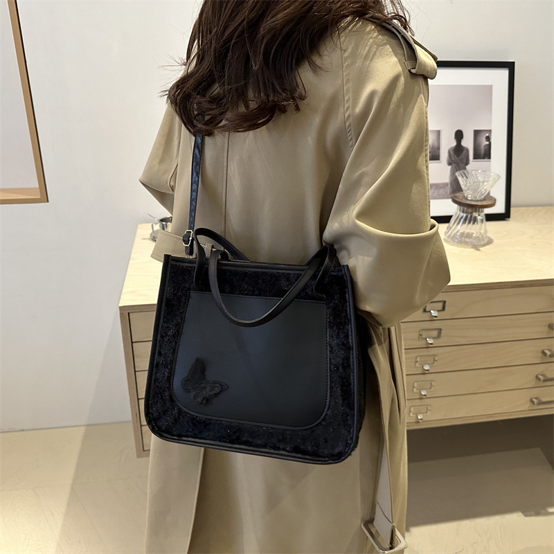 Autumn and winter niche design bags for women 2024 New plush patchwork bags, crossbody bucket bags, and commuter furry bags Specification drawing