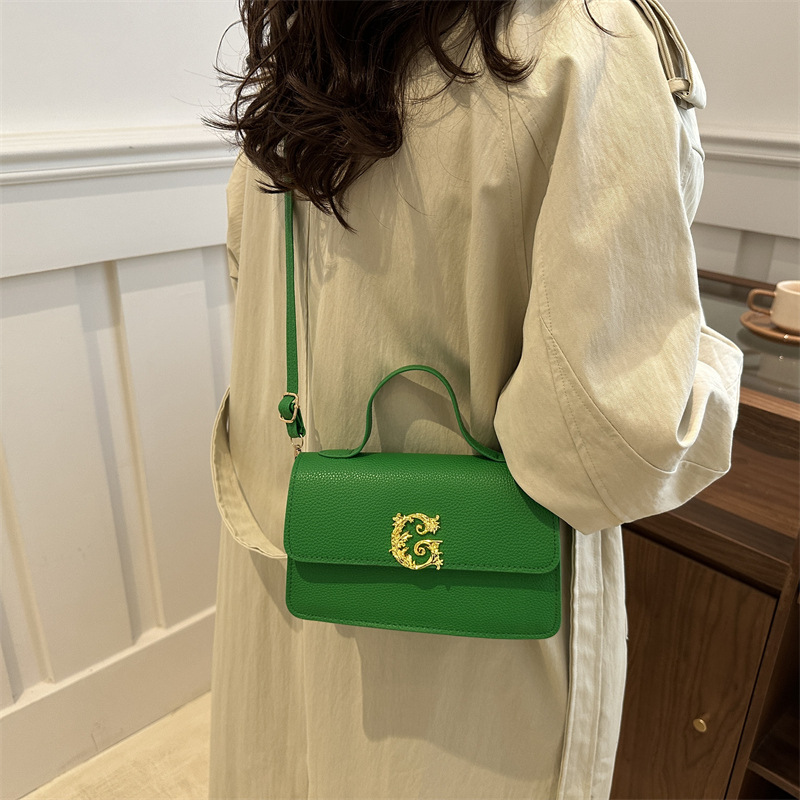 This year, cross-border quality small bags are popular in women's fashion. They are fresh and versatile crossbody bags and small square handbags for commuting Specification drawing