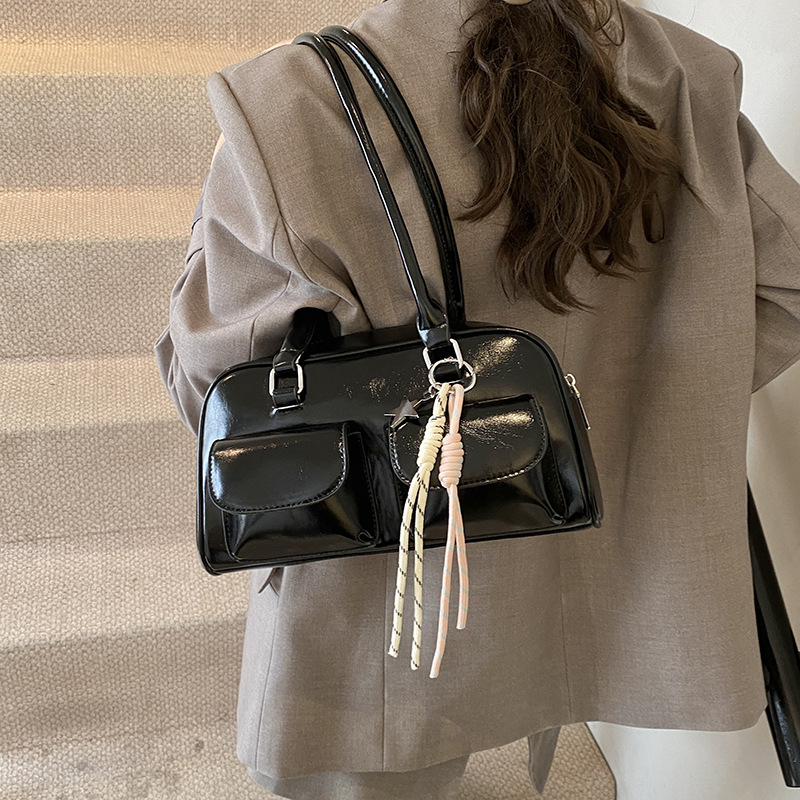 Retro and unique commuter double-pocket handbag 2025 new style, niche design, stylish and trendy, single-shoulder underarm bag Application Scenario