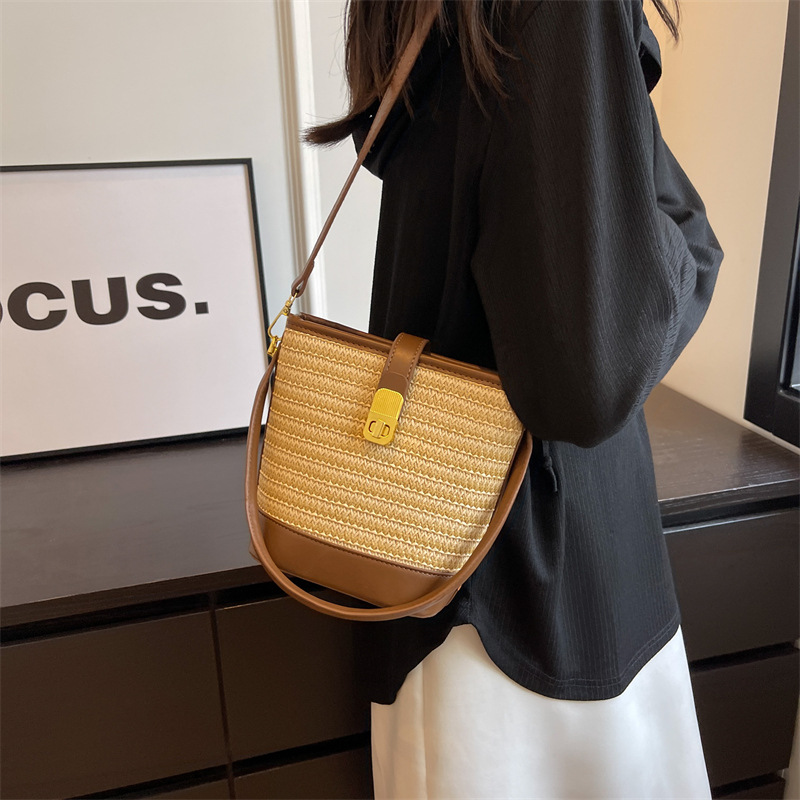Fashionable hand-held woven bag for women, 2025 new high-end texture straw woven bag, single-shoulder crossbody bag, casual bucket bag Application Scenario