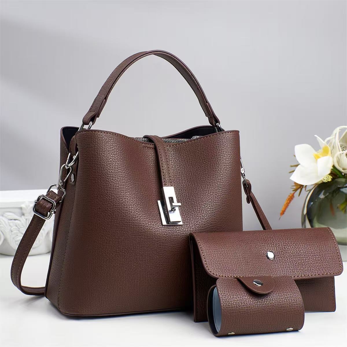 A new style of fashionable hand-held crossbody bag for women's commuting and mom bucket bag from a light luxury brand for foreign trade in 2025 Application Scenario