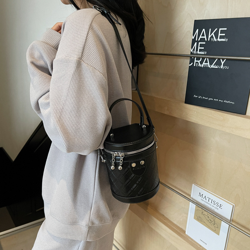 Cross-border Women's 2025 New high-end handbag, niche bucket bag, exquisite shoulder bag, fashionable crossbody bag Application Scenario