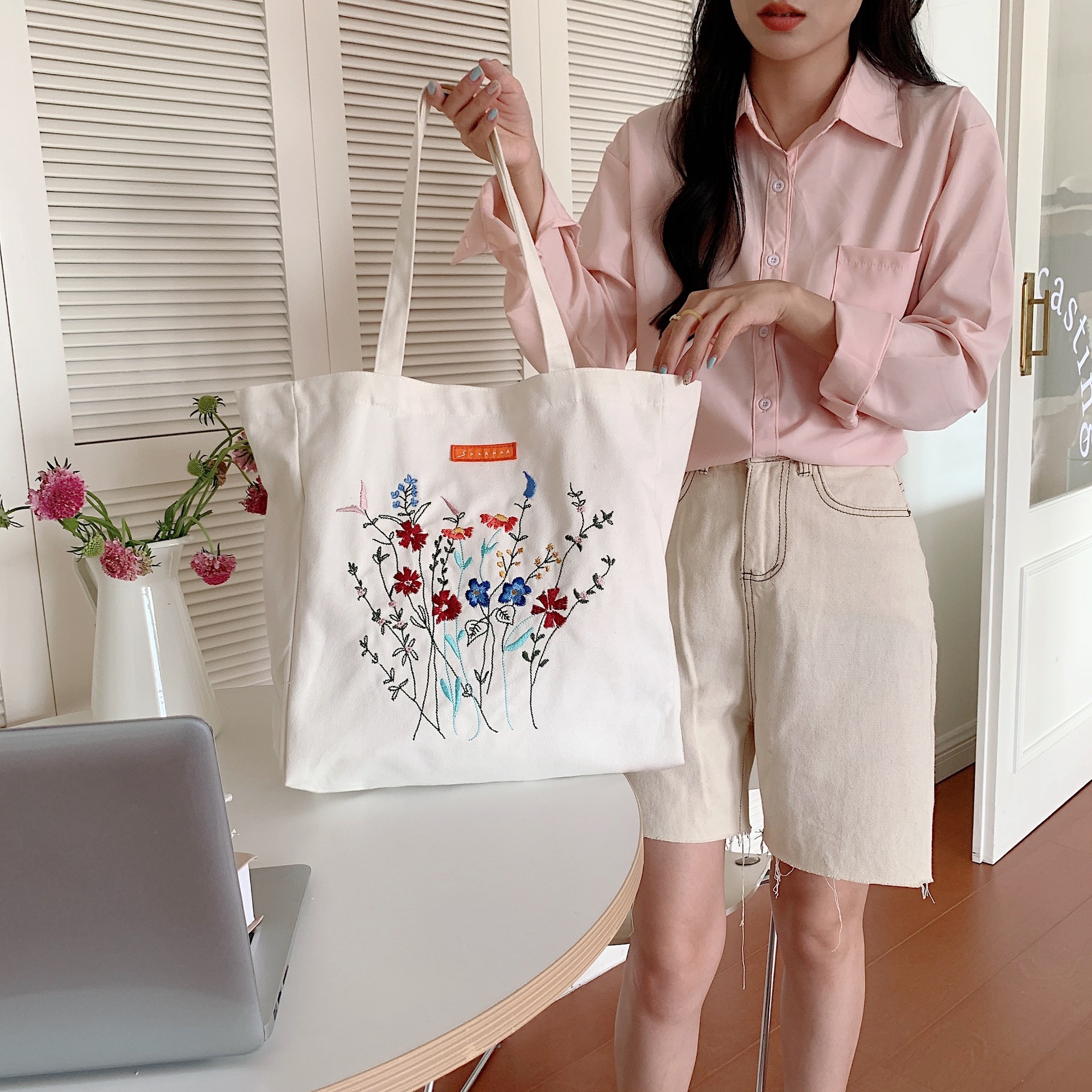 2623 Embroidered flower canvas bag, Artistic college student single-shoulder bag, large-capacity schoolbag, shopping bag, artistic style details Picture
